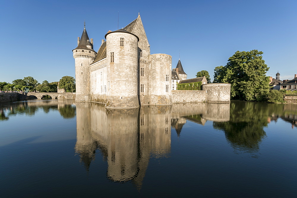 Castle and its moat, Sully-sur-Loire, UNESCO World Heritage Site, Loiret, Centre, France, Europe