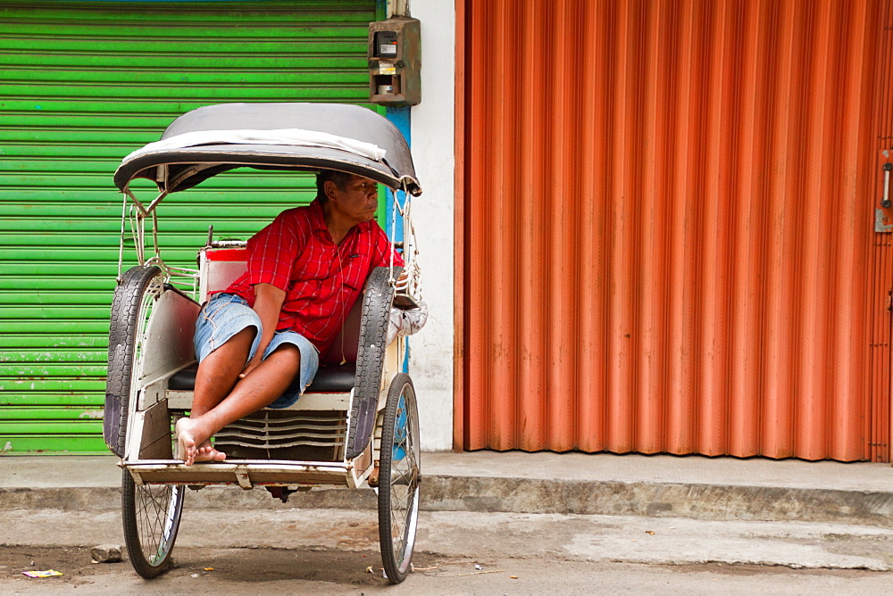 Indonesian rickshaw driver, Yogyakarta, Java, Indonesia, Southeast Asia, Asia