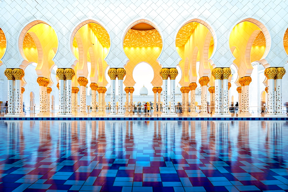 Abu Dhabi's magnificent Grand Mosque lit up during the evening blue hour, Abu Dhabi, United Arab Emirates, Middle East