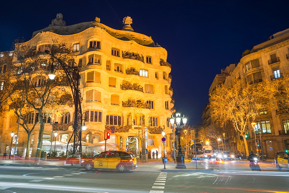 Casa Mila (La Pedrera) (Open Quarry) at night, by Antoni Gaudi, UNESCO World Heritage Site, Paseo de Gracia Avenue, Barcelona, Catalonia, Spain, Europe