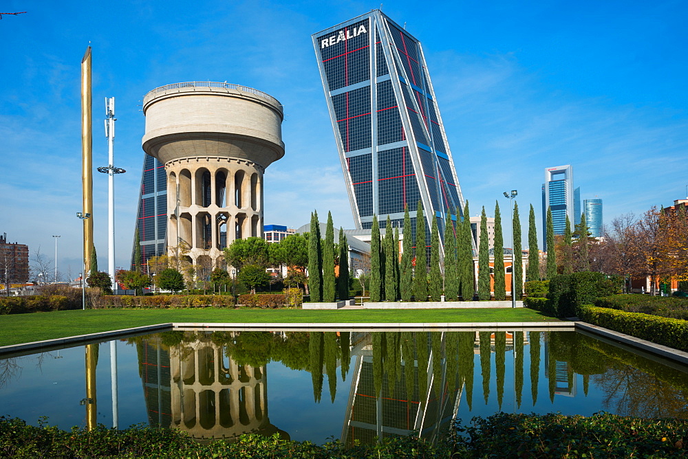 Parque Cuarto Deposito with Kio towers, Madrid, Spain, Europe