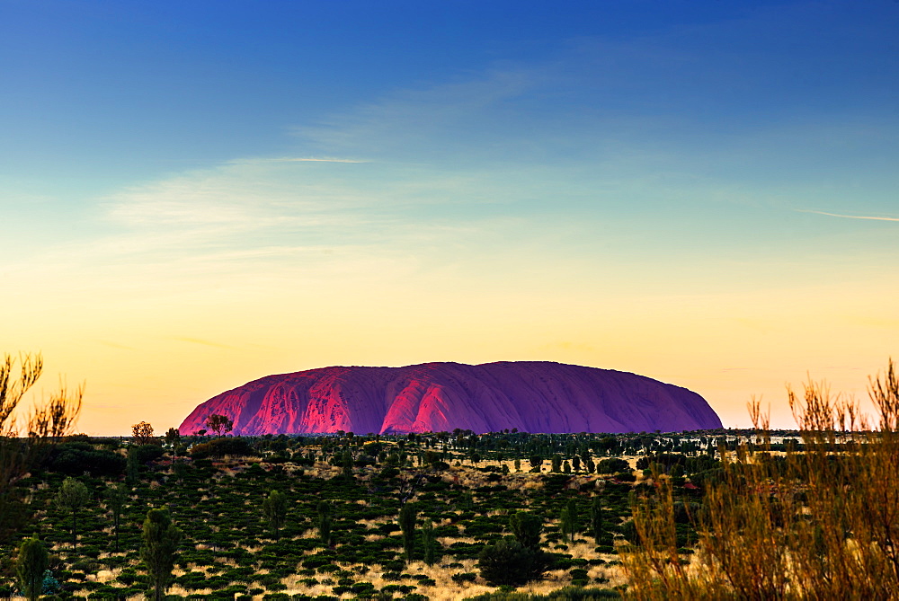 Uluru (Ayers Rock) at sunrise, Uluru-Kata Tjuta National Park, UNESCO World Heritage Site, Northern Territory, Australia, Pacific