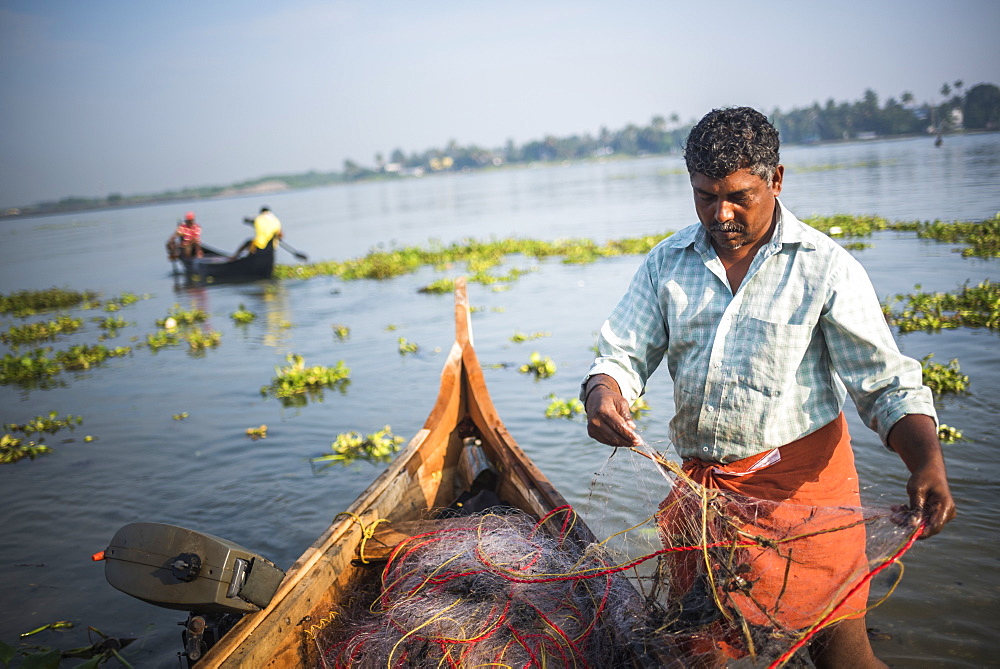 Fisherman on Mahatma Gandhi Beach, Fort Kochi (Cochin), Kerala, India, Asia