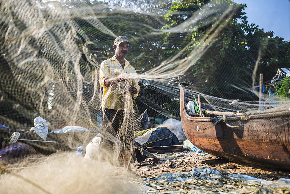 Fisherman on Mahatma Gandhi Beach, Fort Kochi (Cochin), Kerala, India, Asia