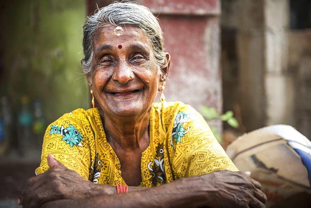 Portrait of an Indian woman, Fort Kochi (Cochin), Kerala, India, Asia