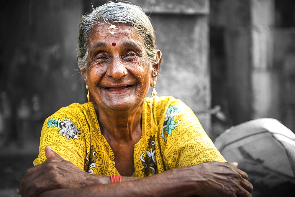 Portrait of an Indian woman, Fort Kochi (Cochin), Kerala, India, Asia