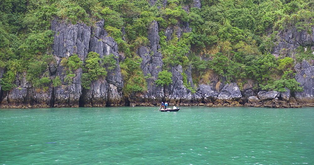 Fishermen in the Lan Ha Bay, Cat Ba Island, a typical Karst landscape in Vietnam, Indochina, Southeast Asia, Asia