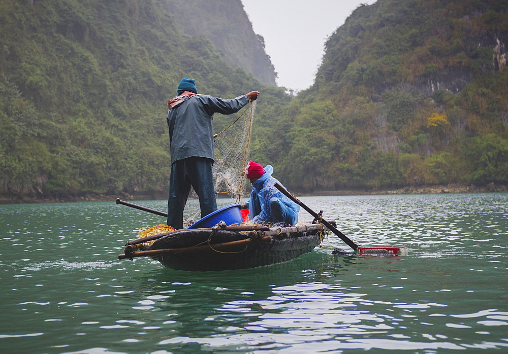 Fishermen in the Lan Ha Bay, Cat Ba Island, a typical Karst landscape in Vietnam, Indochina, Southeast Asia, Asia