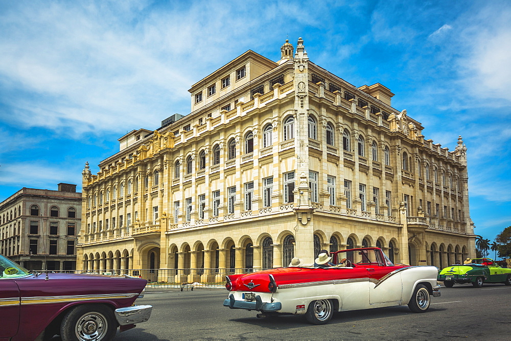 Old classic cars and The former Presidential Palace, The Museum of the Revolution in Old Havana, Cuba, West Indies, Caribbean, Central America