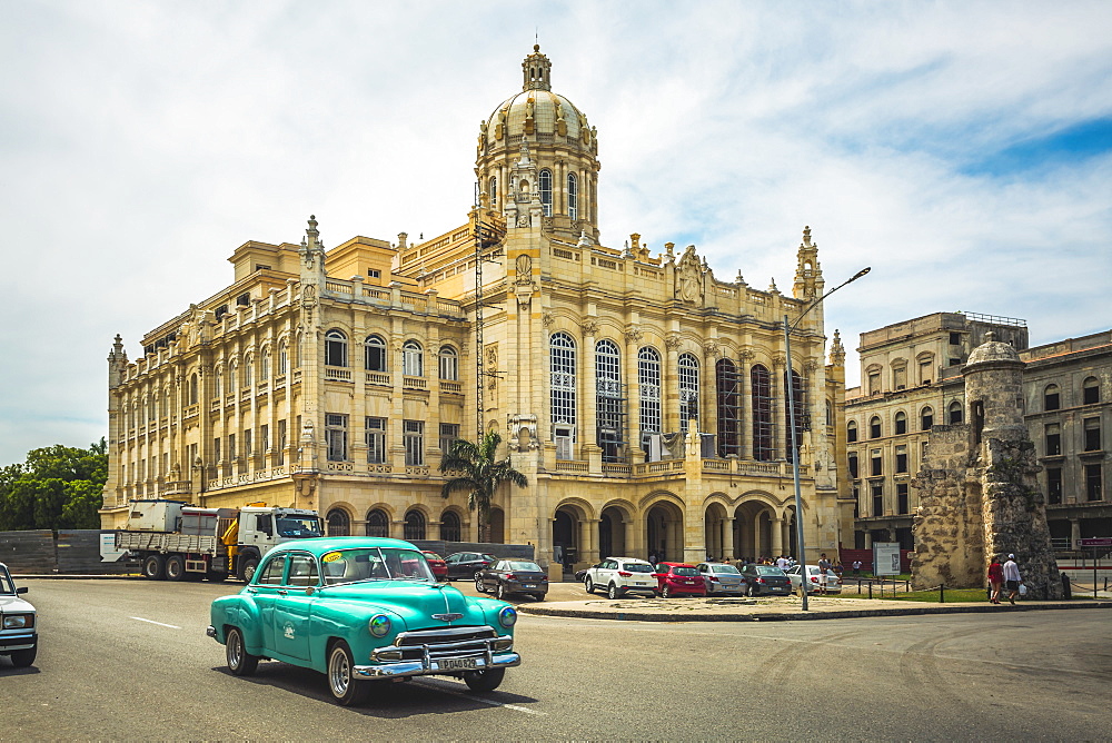 Old classic car and The former Presidential Palace, The Museum of the Revolution in Old Havana, Cuba, West Indies, Caribbean, Central America