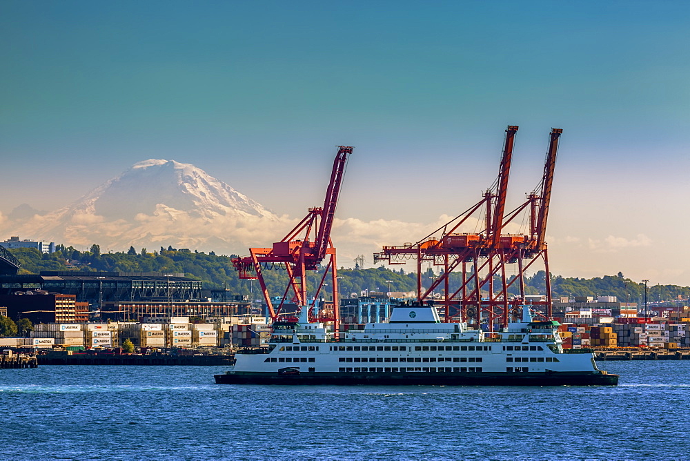 Ferry crossing Elliott Bay with Mount Rainier and the harbour in the background, Seattle, Washington State, United States of America, North America