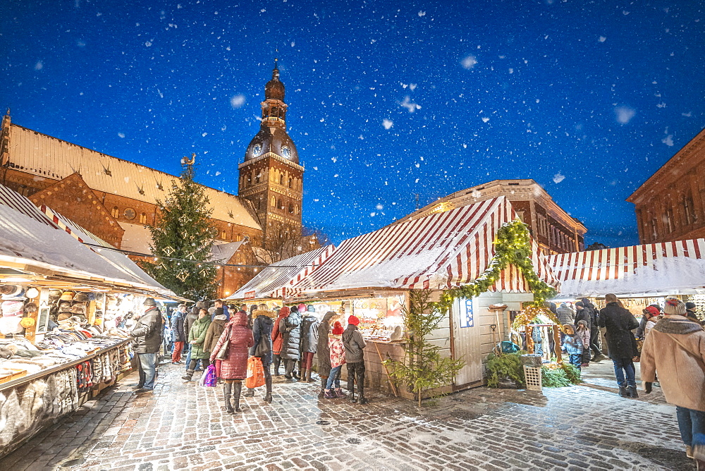 Christmas market and Riga Doms Cathedral at night in winter, Old Town, UNESCO World Heritage Site, Riga, Latvia, Europe