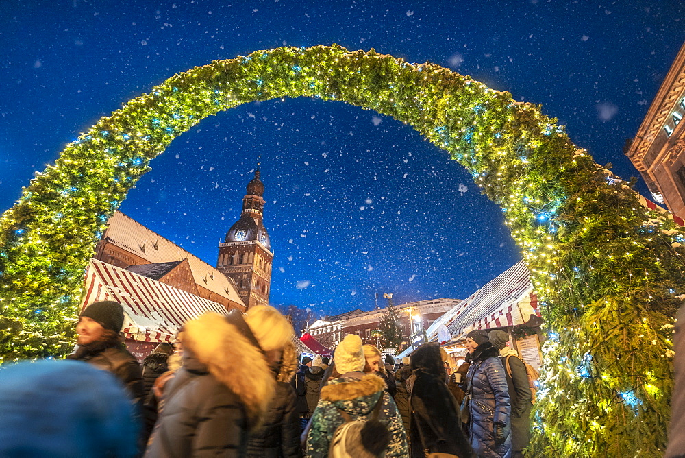 Christmas market and Riga Doms Cathedral at night in winter, Old Town, UNESCO World Heritage Site, Riga, Latvia, Europe