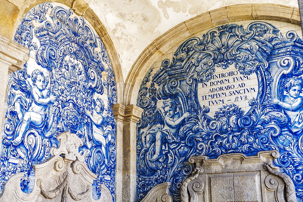 Decoration in the Se do Porto (Porto Cathedral) cloister with blue and white painted tin-glazed ceramic tiles (Azulejos), Porto, Portugal, Europe