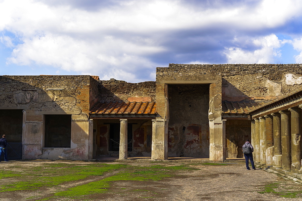 Terme Stabiane interior. 2nd century BC thermal complex, Stabian Baths, with columns at porticoed gym area, Pompeii, UNESCO World Heritage Site, Campania, Italy, Europe