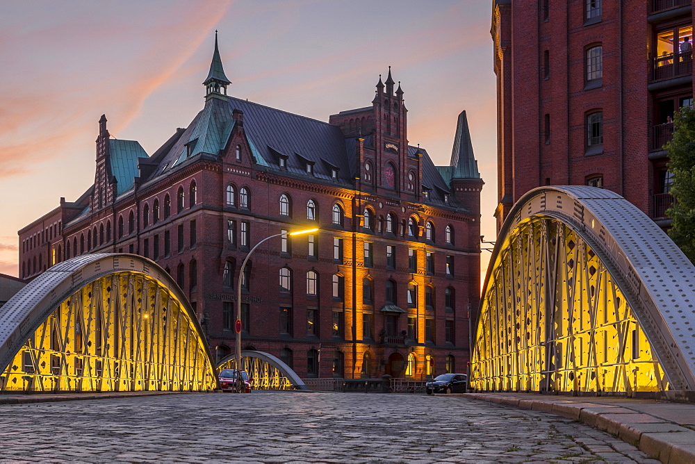 View from the Neuerwegsbrucke to the Sandtorkai-Hof building at the Speicherstadt (Warehouse Complex) at sunset, Hamburg, Germany, Europe