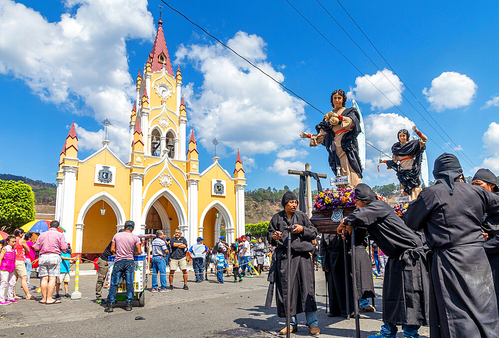 Participants of the Holy Saturday procession waiting in front of the San Felipe de Jesus Church near Antigua, Guatemala, Central America *** Local Caption *** Participants of the Holy Saturday procession waiting in front of the San Felipe de Jesus Church near Antigua, Guatemala, Central America