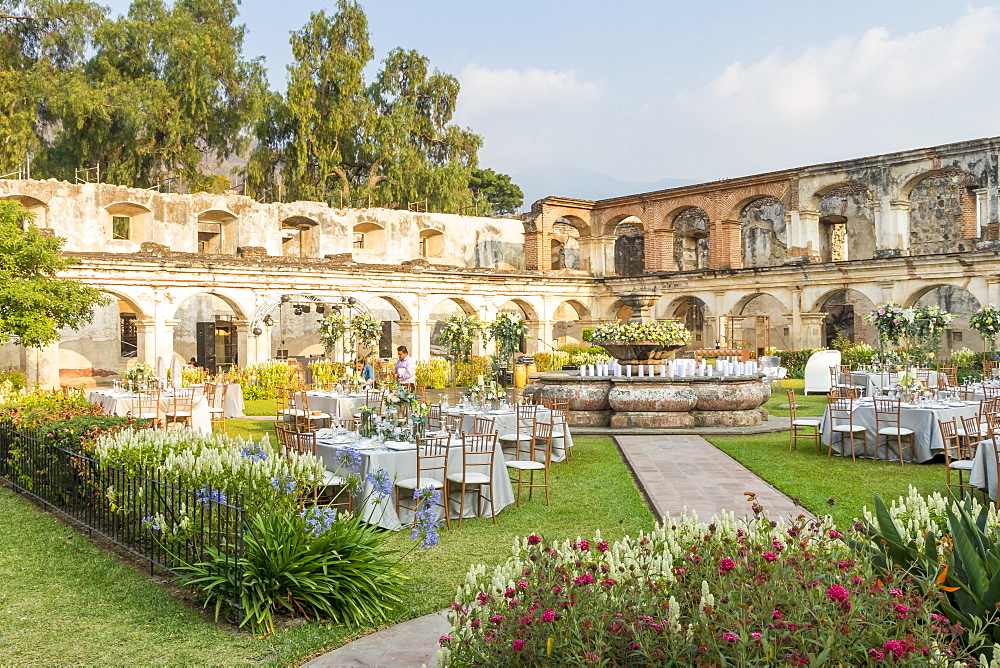 Ruins of the inner courtyard of the Santa Clara Convent in Antigua, UNESCO World Heritage Site, Guatemala, Central America