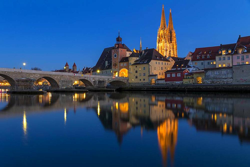 View to the Cathedral of St. Peter, the Stone Bridge and the Bridge Tower at dusk, Regensburg, Bavaria, Germany, Europe