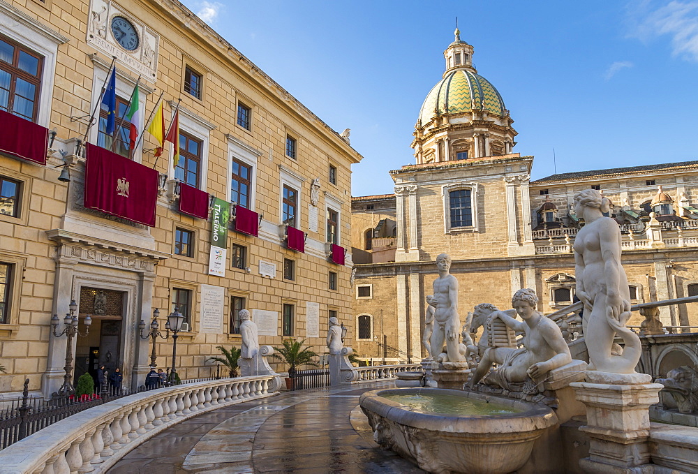 The Praetorian Fountain (Fontana Pretoria) and San Giuseppe dei Padri Teatini Church, Palermo, Sicily, Italy, Europe