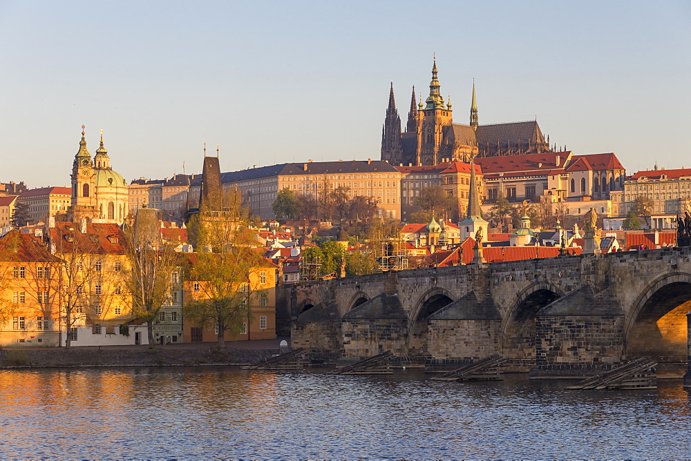 View from the banks of Vltava River to Charles Bridge, Prague Castle and St. Vitus Cathedral, UNESCO World Heritage Site, Prague, Bohemia, Czech Republic, Europe