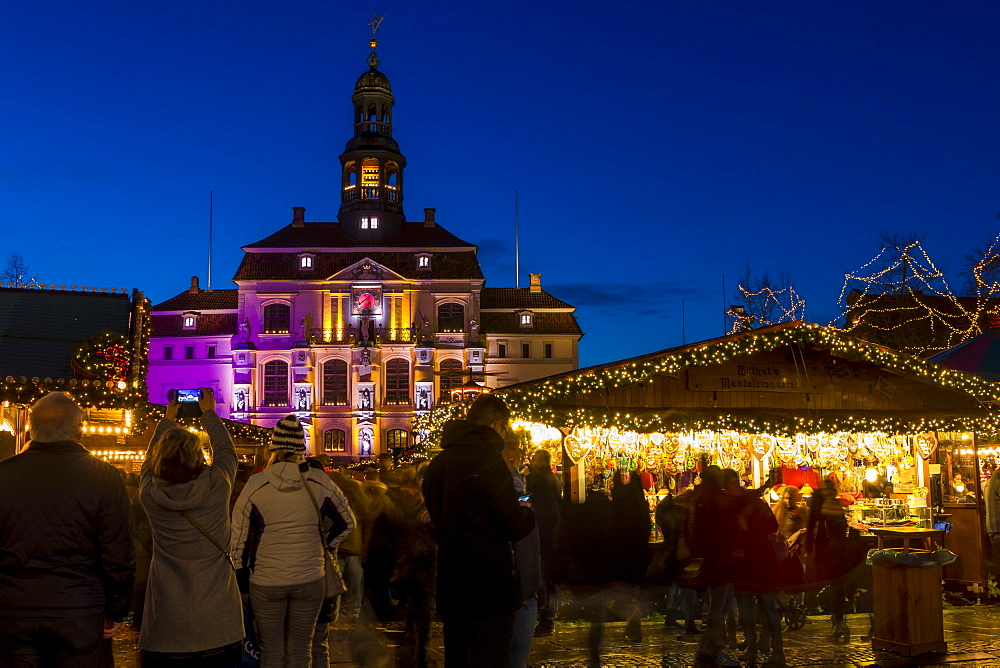 Christmas market at the main square of Luneburg with view to the town hall at dusk, Luneburg, Lower Saxony, Germany, Europe