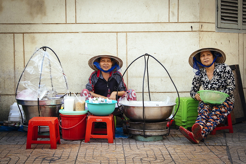 Vietnamese women cooking on the street, Ho Chi Minh City, Vietnam, Indochina, Southeast Asia, Asia