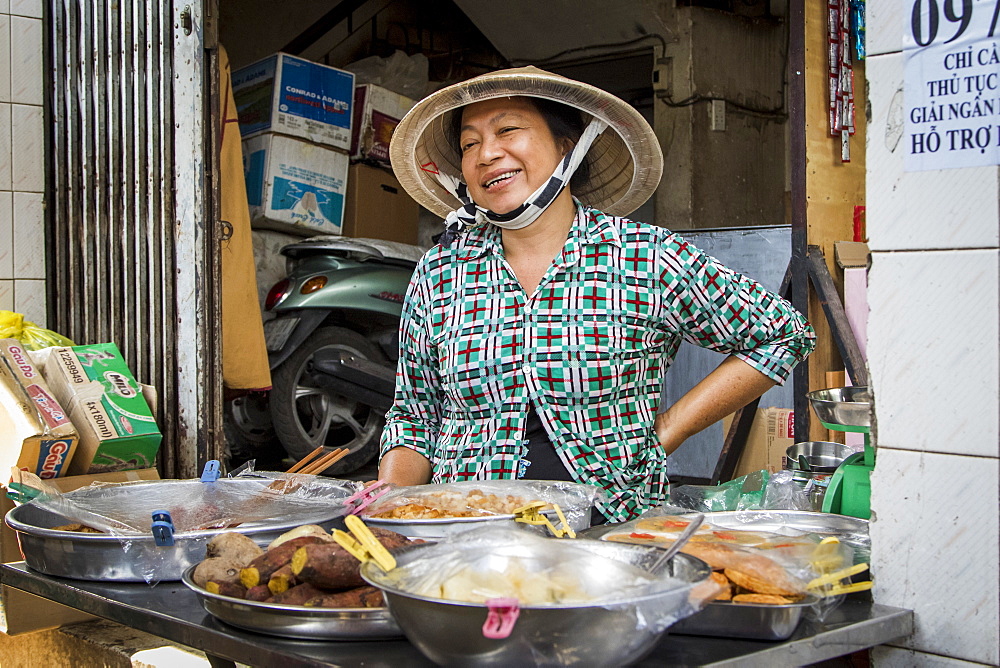 Chinatown street vendor smiling, Ho Chi Minh City, Vietnam, Indochina, Southeast Asia, Asia