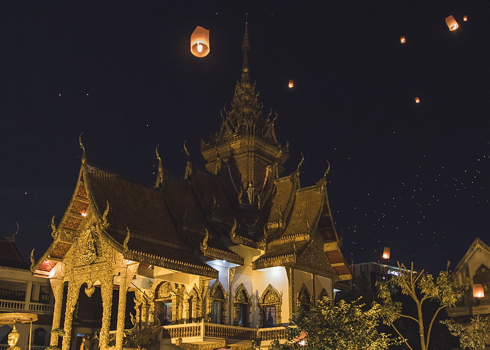 Releasing lanterns, Yee Peng and Loy Krathong Festival in Chiang Mai, Thailand, Southeast Asia, Asia