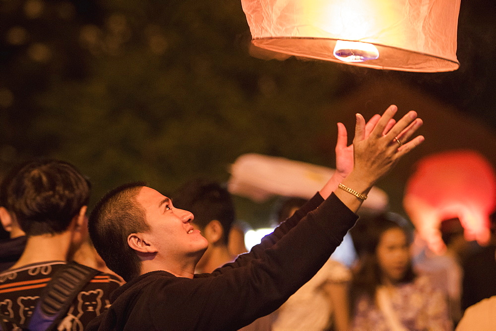 Releasing lanterns, Yee Peng and Loy Krathong Festival, Chiang Mai, Thailand, Southeast Asia, Asia