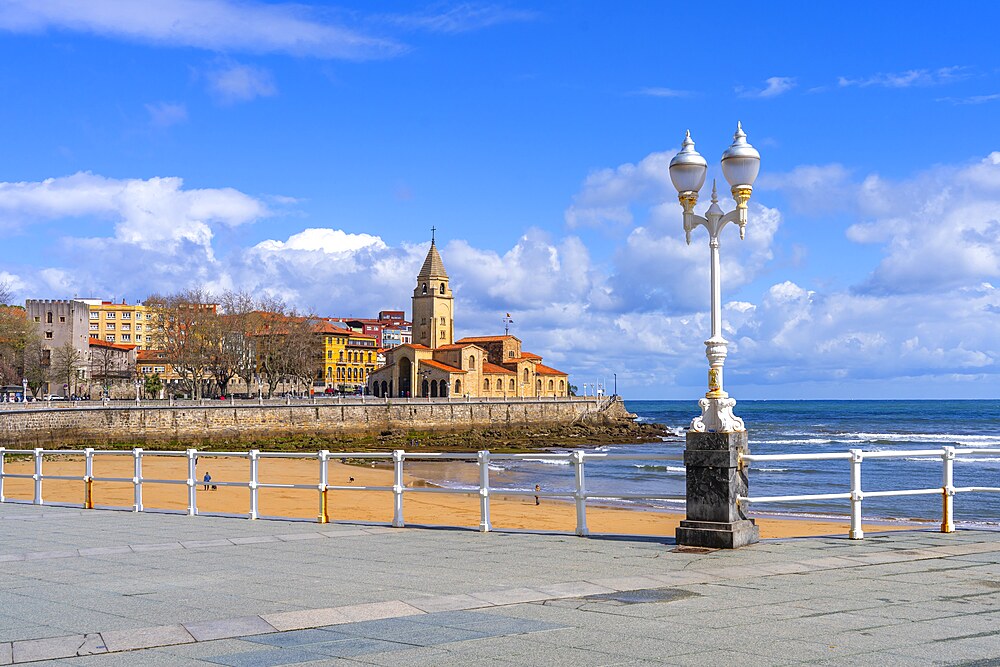 San Lorenzo Beach, Gijón, Xixón, Asturias, Spain, Bay of Biscay