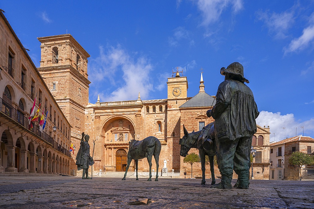 sculpture of Don Quixote and Sancho Panza, Plaza Mayor, Main square, Villanueva de los Infantes, Ciudad Real, Castilla-La MAncha, Spain