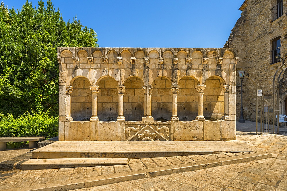 Fontana Fraterna, Fraternal Fountain, Piazza Giosuè Carducci, Isernia, Molise, Italy