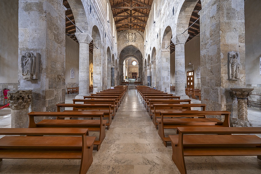 central nave, Cathedral of Santa Maria Assunta, Teramo, Abruzzo, Italy