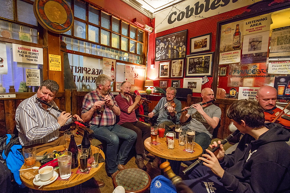 The Cobblestone Pub, during an Irish traditional music jam session, Dublin, Republic of Ireland, Europe