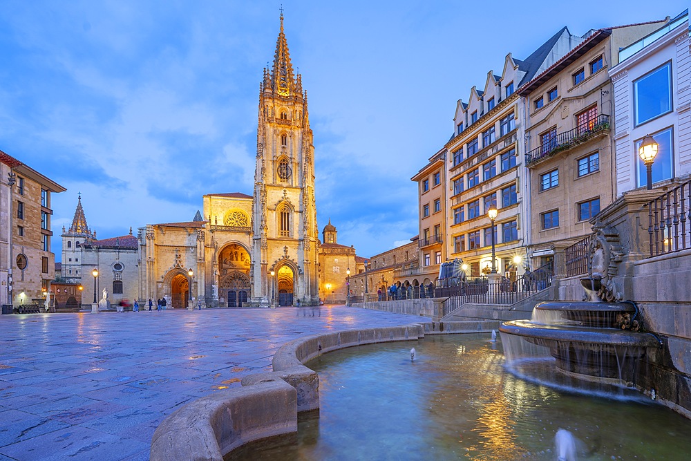 Alfonso II el Chaste Square, Cathedral of the Holy Savior,, Oviedo, Asturias, Spain