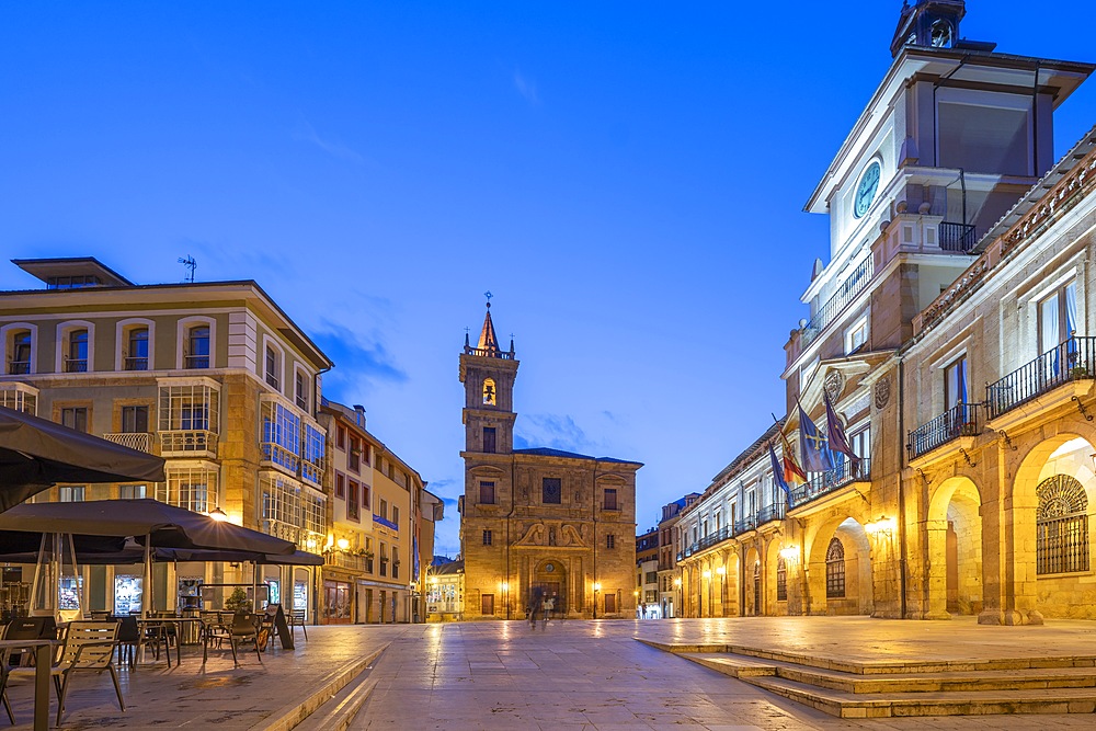 Plaza de la Constitución, Iglesia de San Isidoro el Real, Church of San Isidoro el Real, Oviedo, Asturias, Spain