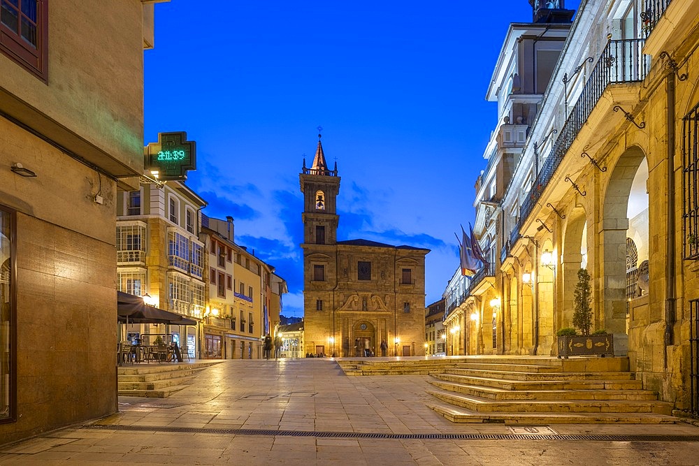 Plaza de la Constitución, Iglesia de San Isidoro el Real, Church of San Isidoro el Real, Oviedo, Asturias, Spain, Oviedo, Asturias, Spain