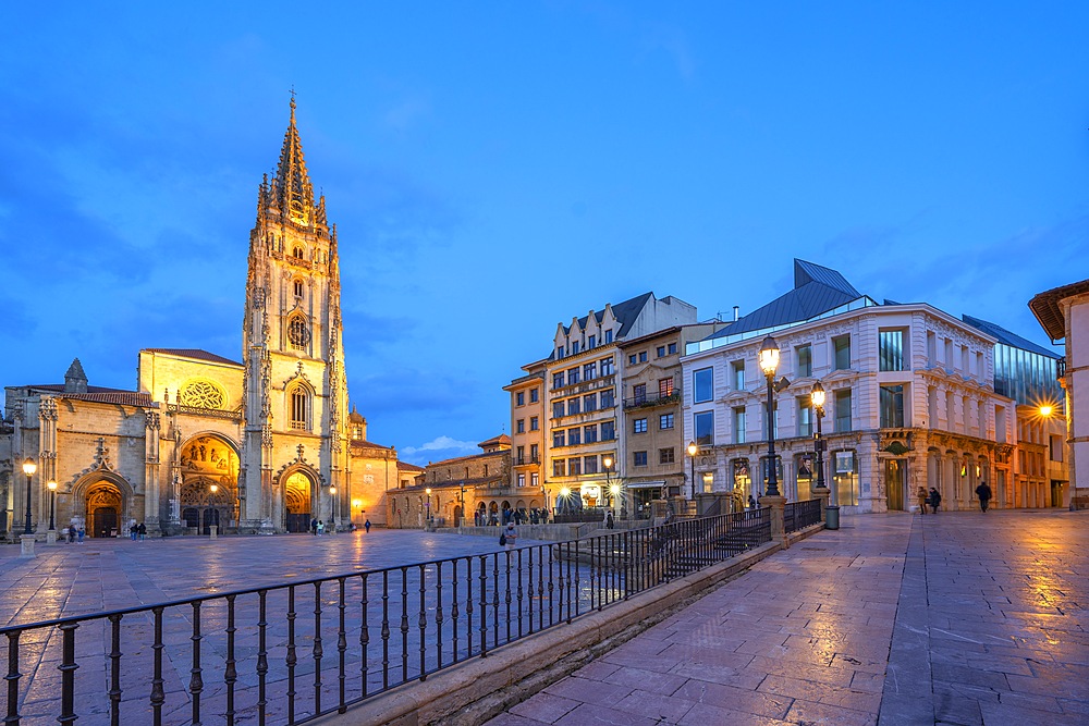 Alfonso II el Chaste Square, Cathedral of the Holy Savior,, Oviedo, Asturias, Spain