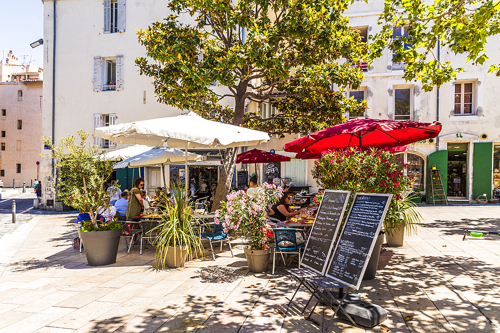 Cafe scene in Le Panier old town, Marseille, Bouches du Rhone, Provence, Provence Alpes Cote d'Azur, France, Europe