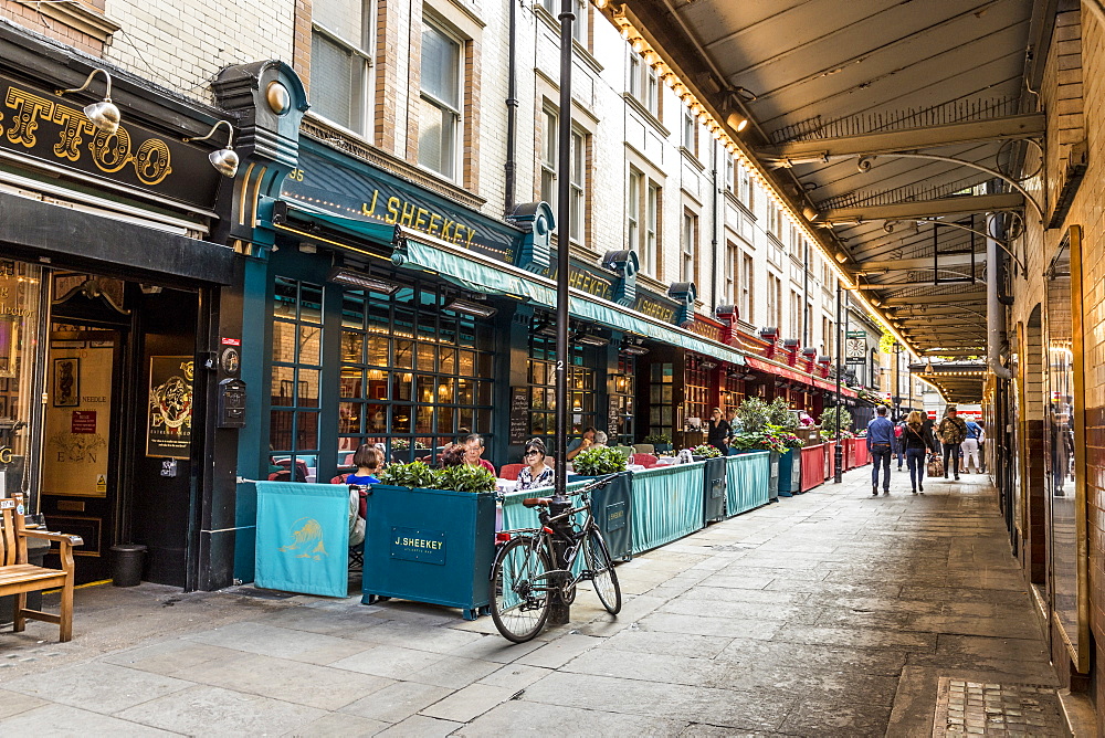 A traditional street scene in Covent Garden, London, England, United Kingdom, Europe