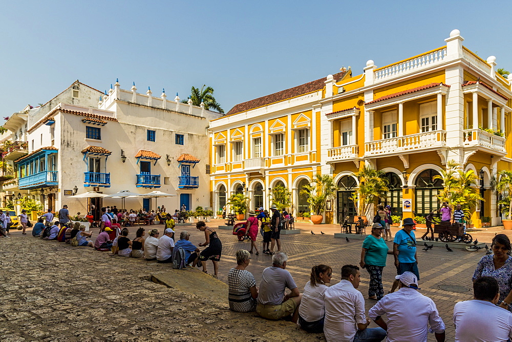 People relaxing in Plaza de San Pedro Claver, Cartagena de Indias, Colombia, South America