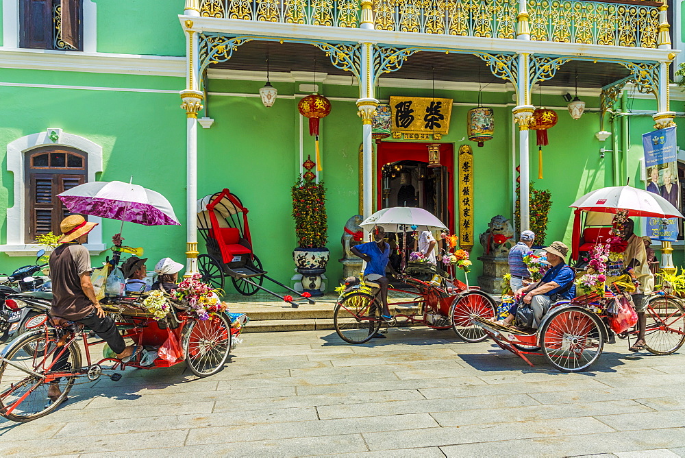 Tourists outside the Pinang Peranakan Mansion, George Town, Penang Island, Malaysia, Southeast Asia, Asia