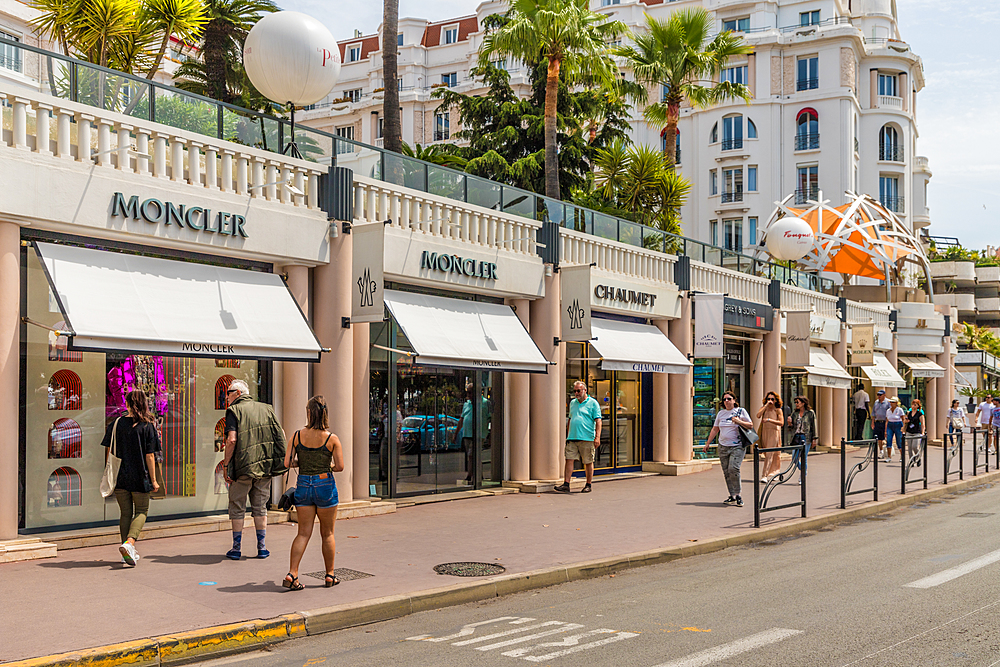 Street scene in Cannes, Alpes Maritimes, Cote d'Azur, Provence, French Riviera, France, Mediterranean, Europe