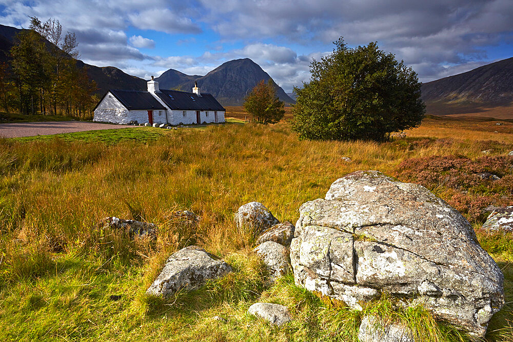 Black Rock Cottage and Buchaille Etive Mor on Rannoch Moor, Argyll and Bute, Scotland, United Kingdom, Europe