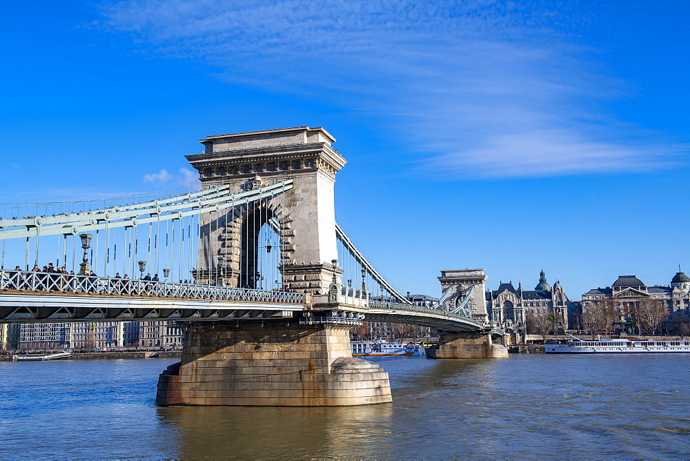 The Chain Bridge spanning the River Danube, UNESCO World Heritage Site, Budapest, Hungary, Europe