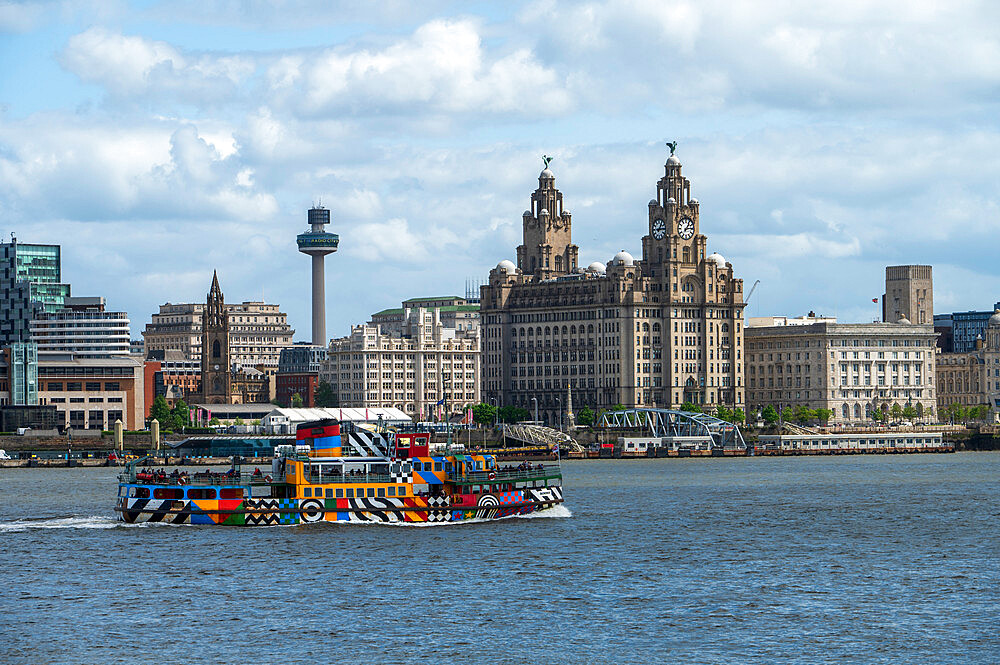 The Mersey ferry Snowdrop sailing in front of the Liverpool Waterfront, Liverpool, Merseyside, England, United Kingdom, Europe