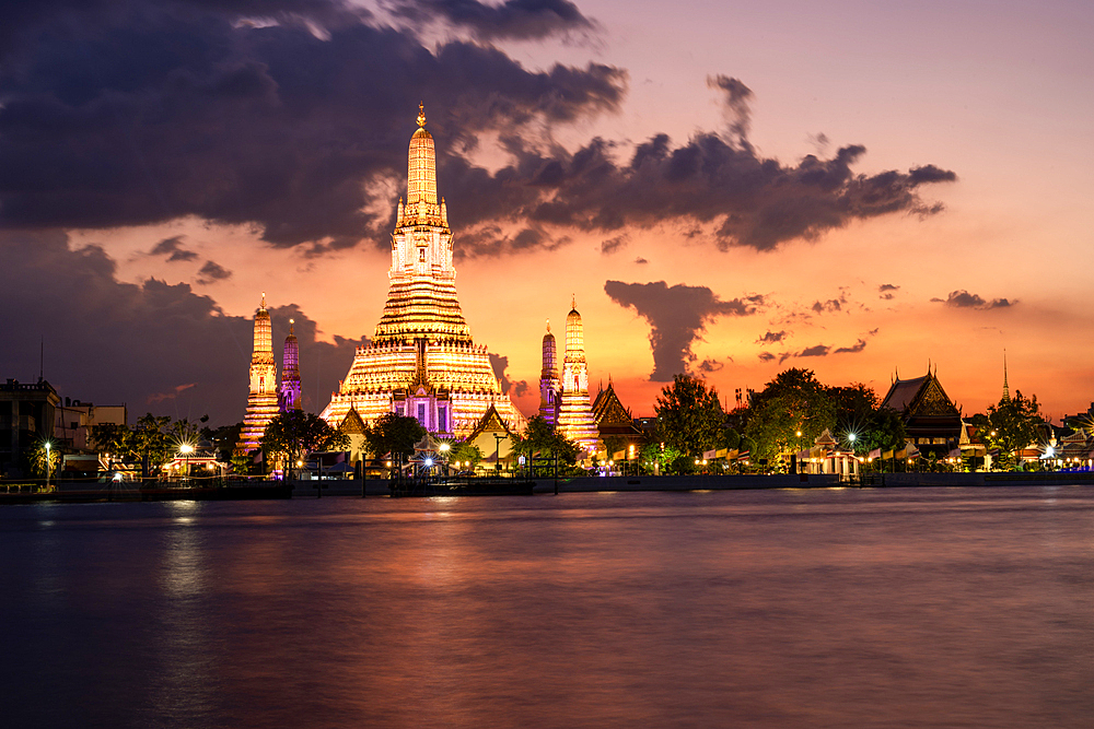 Wat Arun Ratchawararam Ratchawaramahawihan at night, Bangkok, Thailand