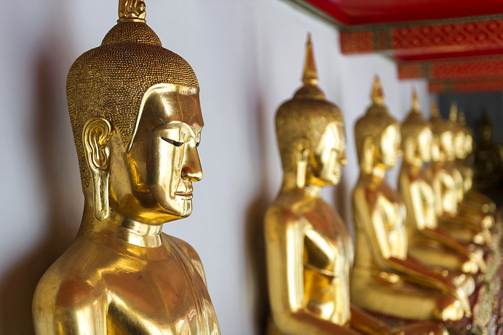 Seated Golden Buddha statues in a row at Wat Pho (Wat Phra Chetuphon) (Temple of the Reclining Buddha), Bangkok, Thailand, Southeast Asia, Asia