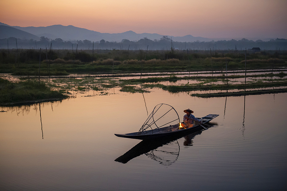 Intha leg rowing fisherman at Inle Lake gardens, Inle Lake, Shan State, Myanmar (Burma), Asia